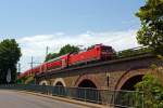   Die 120 207-6 (ex 120 136-7) der DB Regio mit 6 DoSto´s als RE 9 - Rhein Sieg Express (RSX) Aachen - Köln - Siegen überquert am 10.06.2014 bei Au(Sieg) die Sieg und fährt in
