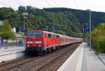 Die 111 128-5 (91 80 6111 128-5 D-DB) der DB Regio NRW mit n-Wagen (ex Silberlinge) als RE 9 - Rhein-Sieg-Express (Aachen-Köln-Siegen), fährt (rauscht) am 28.09.2014 in den Bahnhof Kirchen