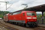 Die 120 206-8 (ex DB 120 117-7)  schiebt den RE 9 - Rhein Sieg Express (RSX) Siegen - Köln - Aachen am 12.04.2014 vom Bahnhof Betzdorf/Sieg weiter in Richtung Köln.