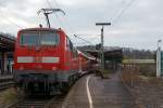   Die 111 016-2 (91 80 6111 016-2 D-DB) der DB Regio NRW mit dem RE 9 (rsx - Rhein-Sieg-Express) Siegen - Köln - Aachen beim Halt im Bahnhof Betzdorf/Sieg auf Gleis 106.