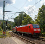 Geschoben von der 146 001 (91 80 6146 001-3 D-DB) der DB Regio verl�sst der RE 9 (rsx - Rhein-Sieg-Express) Siegen - K�ln – Aachen am 21.08.2021 den Bahnhof Kirchen an der Sieg und f�hrt weiter