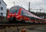 Der vierteilige Bombardier Talent 2 (442 756 / 442 256) und ein weiterer der DB Regio NRW haben am 15.01.2023, als RE 9 - Rhein Sieg Express (RSX) Aachen - K�ln - Siegen, den Bahnhof Betzdorf/Sieg