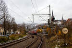 Der RE 9 (rsx - Rhein-Sieg-Express) Aachen - K�ln - Siegen hat, gezogen von der 146 004-7 der DB Regio NRW, am 22 November 2024 den Bahnhof Kirchen/Sieg erreicht.