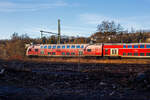 Der klimatisierte Doppelstock-Steuerwagen der zweiten Wagenklasse (DoSto-Steuerwagen) D-DB 50 80 86-75 050-4, der Gattung/Bauart DBpbzfa 763.8, eingereiht im Zugverband (führendender Wagen) des rsx - Rhein-Sieg-Express RE 9 der DB Regio NRW, am 26 Dezember 2024 bei der Zugdurchfahrt in Scheuerfeld/Sieg

Der Steuerwagen wurde 2000 von der DWA Deutsche Waggonbau AG im Werk Görlitz (ex Waggonbau Görlitz, heute Bombardier) gebaut und in der Gattung/Bauart DBpbzfa 763.6, an die DB Regio NRW für den RE 9 – rsx, geliefert. Die ab 1999 neu beschafften Steuerwagen sind mit einem vergrößerten behindertengerechtem WC ausgestattet, welches die Bauart DBpbzfa 763.6 charakterisiert. Im Oktober 2016 erfolgte im AW Wittenberge der Umbau, wobei der Wagen mit einem zweiten Mehrzweckbereich nachgerüstet und in damit in die Bauart DBpbzfa 763.8 umgezeichnet wurde. Der Steuerwagen hat die Einstiege tief, so können mobilitätseingeschränkte Fahrgäste auch an niedrigen Bahnsteigen barrierefrei ein- und aussteigen

TECHNISCHE DATEN:
Hersteller: DWA Deutsche Waggonbau AG, Werk Görlitz (heute Bombardier)
Umbau bei: AW Wittenberge (2013 bis 2016)
Spurweite: 1.435 mm
Länge über Puffer: 27.270 mm
Wagenkastenlänge: 26.660 mm
Wagenkastenbreite: 2.784 mm
Höhe über Schienenoberkante: 4.631 mm
Drehzapfenabstand: 20.000 mm
Achsstand im Drehgestell: 2.500 mm
Drehgestell Bauart: Görlitz VIII
Leergewicht: 53 t
Höchstgeschwindigkeit: 160 km/h
Heizungsbauart: Klimaes
Bremsbauart: KE-PR-A-Mg-mZ (D)
Sitzplätze: 85 in der 2. Klasse
Toiletten: 1, behindertengerecht, geschlossenes System
Bemerkungen: 2 Mehrzweckabteile, 1 Dienstraum, eingeschränkt dieselloktauglich
Umgebaut aus: DBpbzfa 763.6 