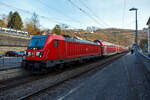 Nun verdr�ngen doch so langsam die neueren 147er (Traxx P160 AC3) die 146.0er (TRAXX P160 AC1) als Zugleistung des RE 9 - Rhein Sieg Express (RSX). Hier hat die 147 011-1 (91 80 6147 011-1 D-DB) der DB Regio NRW mit dem RE 9 - Rhein Sieg Express (RSX), von Aachen Hbf �ber K�ln Hbf nach Siegen Hbf, am 22 Januar 2026 den Bahnhof Kirchen/Sieg erreicht. Der Zug hatte eh schon ca. 10 Minuten Versp�tung, aber hier bekam er nochmals 10 Minuten aufgebrummt. Die Strecke wurde nicht frei und hatte er hier Hp 0.

Die Bombardier Traxx P160 AC3 wurde 2016 von der Bombardier Transportation GmbH in Kassel unter der Fabriknummer 35105 gebaut und an die DB Regio Baden-W�rttemberg. So war sie von Dezember 2016 bis Juni 2020 in Stuttgart beheimatet. Im Juli 2020 ging sie an die DB Regio Nordost nach Berlin-Lichtenberg. Seit Mitte Dezember 2025 ist sie nun bei der DB Regio NRW. 

Eigentlich sollten schon die ganzen Leistungen �bernommen haben, leider gibt es wohl noch Probleme mit der Software. Auch die Ausbildung bei der DB Regio NRW war etwas fehlerhaft, da sich die Lok alleine ganz anders als im Wendezugebetrieb verh�lt. Bleibt die Hoffnung das sich dies nun einpendelt.