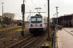 Steuerwagen voraus erreicht die DB IC2-Garnitur 4886 als IC 2203 (RE35) von Norddeich Mole, via Emden und Münster nach Köln Hbf, am 14 März 2024 den Bahnhof Norden.