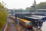   Zwei gekoppelte elektrische Triebzüge der Baureihe 481/482 der S-Bahn Berlin als S5 nach Spandau am 26.09.2014 am Bf Berlin Messe Süd.