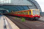   Gekoppelte elektrische Triebz�ge, sprich vier Vietelz�ge, der DB-Baureihe 485/885 (ex DR-Baureihe 270) der S-Bahn Berlin fahren als S75 (Westkreuz – Wartenberg) am 26.09.2014 vom Hauptbahnhof