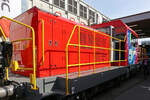 Chinesische Hersteller CRRC ZELC Verkehrstechnik GmbH pr�sentierte auf der InnoTrans 2018 in Berlin (hier 18.09.2018) seine CAH1A1 „Kleinstlok HH“ eine Hybridlok der BR 1004 f�r die S-Bahn Hamburg, aktuell (2021) hat die Lok die NVR-Nummer 90 80 1004 002-4 D-CRRC. 

Die (CRRC) China Railway Rolling Stock Corporation (ZELC) CRRC Zhuzhou Locomotive Co. Limited hat als CRRC ZELC Verkehrstechnik GmbH das Lokomotiven-Gesch�ft des Verkehrstechnikkonzern Vossloh (Kiel) �bernommen. Die Bezeichnung „Kleinstlok HH“ steht wohl mehr f�r die Antriebsleistung der Lok und weniger f�r die eigentliche Gr��e. 

Die DB-Baureihe 1004 ist eine Reihe von Hybrid-Rangierlokomotiven, die die Deutsche Bahn 2018 beim chinesischen Hersteller CRRC in Auftrag gegeben hat. Gem�� Rahmenvertrag sollen bis zu 20 St�ck beschafft werden. Der St�ckpreis soll bei 2,5 Millionen Euro liegen.Die ersten beiden Loks BR 1004.0 in verkehrsrot sollen bei der S-Bahn in Hamburg eingesetzt werden. Weitere Loks der BR 1004.5 in Gelb sollen in Berlin fahren.

Die Lokomotive der BR 1004.0 verf�gt �ber ein Hybrid-Antriebssystem, das aus einem Dieselmotor oder einem Lithiumtitanat-Akkumulator mit Energie versorgt werden kann. Bei abgeschaltetem Dieselmotor wird die Lok �ber den Batterieantrieb versorgt. Der Lithiumtitanat-Akkumulator erlaubt den Einsatz der Lokomotive in sensiblen Bereichen wie in Tunneln. Diese Speicher k�nnen auch durch die R�ckgewinnung der Bremsenergie aufgeladen werden. Zudem betr�gt die Lebensdauer der Lithiumtitanat-Akkumulatoren das Zehnfache gegen�ber einem Nickel-Cadmium-Speicher, ist aber in der Anschaffung erwartungsgem�� auch teurer. 

Was lange w�hrt, wird endlich gut? Die Baureihe 1004.0 f�r die S-Bahn Hamburg aus dem Hause CRRC hat Ende August  2021 ihre Zulassung erhalten. Im September 2018 wurde die 1004 002 (wie hier zu sehen) auf der Innotrans in Berlin vorgestellt, 2019 wurden beide Loks nach Hamburg geliefert, einzelne Probefahrten unternommen. Doch die meiste Zeit standen die beiden Loks nur aufgabenlos herum. Im November 2020 begann der Probebetrieb im S-Bahn-Werk Ohlsdorf. Die beiden Loks sollen im S-Bahn Netz einschlie�lich ihrer Tunnelstrecken f�r „Bergungsdienste von Z�gen ohne Fahrg�ste“ sowie im Rangierdienst in den Betriebswerken eingesetzt werden.

Die Schwestermaschinen der etwas l�ngeren Baureihe 1004.5 f�r die DB NETZE in Berlin warten weiterhin auf ihre Zulassung. Anders als die Hamburger Loks sind sie gelb lackiert.

TECHNISCHE DATEN der BR 1004.0:
Hersteller:	CRRC ZELC
Typ Bezeichnung: CAH1A1 „Kleinstlok Hamburg“
Spurweite:  1.435 mm
Achsformel: Bo‘ Bo‘
L�nge �ber Puffer: 14.400 mm
Drehzapfenabstand: 7.060 mm
Achsabstand im Drehgestell: 2.200 mm
Breite: 3.040 mm
Dienstgewicht: 56 t
Achslast: 14 t
H�chstgeschwindigkeit: 100 km/h
Leistung am Rad:  250 kW Diesel, 150 kW im Akku, 400 kW Hybridbetrieb
Anfahrzugkraft: 100 kN
Kleinster befahrbarer Gleisbogen: R  100 m
Tankinhalt: 2.160 Liter
Kupplungen: Schraubenkupplung oder Scharfenbergkupplung Typ 10

