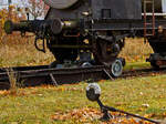 Detailbild Rollbock vom System Langbein, darauf eine Achse eines normalspurigen Wagens, bei einer der beiden Rollbockgruben (Umspuranlage) der meterspurigen Museumsbahn Alp-Bähnle
