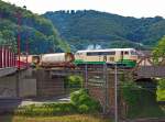 Das gibt es noch - Schmalspurg�terverkehr in Deutschland -  Die schmalspur (1000mm) Diesellok D5 (ex FEVE 1405) mit 3 Schmalspur-Containerwagen der Brohltal Eisenbahn erreichen am 04.07.2012 Brohl.