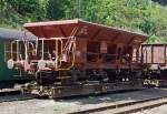 BEG Sch�ttguttransportwagen Fcs-y 27 80 6450 169-7 (ex SBB 21 85 6460 001-1) verladen auf 1000mm Rollwagen BEG 43 (ex HSB 99 06 09) , abgestellt am 02.09.2012 im Schmalspur-Bahnhof Bohl der