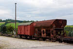 Der zweiachsige offener Güterwagen (Schotterwagen/Schüttgutwagen) 
21 RIV 50 DR 645 1 739-8 der Gattung Fcs 6451 und der zweiachsige gedeckte Güterwagen DR 40 50 943 1207-2 der DR Bauart 1139, beide jeweils aufgebockt auf Rollwagen in der Rollwagengrube beim Bahnhof Cranzahl, hier am 26 August 2013. 

1906 wurde auf der Fichtelbergbahn der Rollbock bzw. Rollwagenverkehr eröffnet. Dieser Güterverkehr (normalspurige Güterwagen aufgebockt schmalspurigen Rollwagen) bestand bis 1992. 

Auf den sogenannten schmalspurigen Rollwagen wurden normalspurige zweiachsige Güterwagen aufgebockt und mit diese transportiert. Bis zu 7 leere Güterwagen konnten dadurch bis Hammerunterwiesenthaln gefahren werden. Hauptsächlich wurden Kohle, Schotter und Holz von bzw. nach Oberwiesenthal befördert. Aber auch vierachsige normalspurige
Rungenwagen wurden auf zwei Rollwagen befördert. Diese dienten zur Abfuhr von Langholz (Bahnhof Vierenstraße).

Das Aufbocken und Abbocken der Güterwagen gehörte zu den schwersten Arbeiten bei der ehemaligen Deutschen Reichsbahn (DR). Besonders in der Wlsmut-Zeit und 1963, zum Aufbau des neuen Fichtelberg-Hauses, wurden ca.50 Güterwagen täglich auf- und abgebockt.

Der Schotterwagn:
Um Schütgut effektive und sicher befördern zu können, wurde in großen Stückzahlen Schotterwagen angefertigt. Man versuchte nach und nach das eine und andere zu standardisieren. So entstand o.a. die  Fcs 6451 . Dieser Typ wurde Mitte der 50-er Jahren in großen Stückzahlen gebaut von o.a. die Deutsche Industrie-Werke AG in Berlin-Spandau. 

In ähnlicher Form sind durch die Jahre, tausende Fcs Schotterwagen durch ganz Europa in dienstgestellt worden. Sie waren bei fast alle Eisenbahnen in Europa unterwegs. Auch in die Heutige Zeit gibt es noch viele Fcs Schotterwagen. Auch bei den Schmalspurbahnen waren und sind die Fcs Wagen an zu treffen. Auch bei die Harzer Schmalspurbahen waren die Fcs Schotterwagen oft zu gast, sowohl auf Rollwagen, als auch auf den modernen Vevey Rollböcken.
