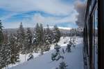 Wintererlebnis Brocken mit dem HSB-Traditionszug - Der Brocken kommt in Sicht und unerm�dlich zieht die 115 Jahre alte Dame, die 1898 bei Jung gebaute, Mallet-Lokomotive 99 5902 den  HSB-Traditionszug
