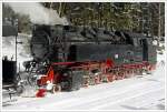 Die Neubaulokomotive 99 7238-1 der HSB (Harzer Schmalspurbahnen GmbH) hat am 23.03.2013 ihren Sonderzug vom Brocken zum Bahnhof Schierke hinab gebracht.