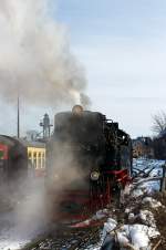   Die Neubau-Dampflok der Harzer Schmalspurbahnen HSB 99 7247-2 (ex DR 099 157-0, 99 0247-9, 99 247) rangiert am 23.03.2013 in Wernigerode, um ihren Personenzug am Gleis an zu hängen.