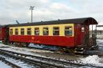   Der 4-achsige- schmalspur-Reisezugwagen 900-492 KB der HSB, ein ehemaliger sächsischer 750-mm-Einheitswagen, steht am 23.03.2013 beim Bahnhof Wernigerode.