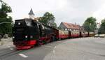 99 7241-5 kommt mit Zug vom Brocken zurück und fährt über die Kreuzung Westerntor in Werningerode am 28.07.2019.