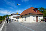 Bahnhof Bad Doberan am 15.05.2022, im Vordergrund das Geb�ude von der schmalspurigen Mecklenburgischen B�derbahn Molli (KBS 186), dahinter das Empfangsgeb�ude der normalspurigen DB Bahnstrecke