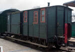 Der vierachsige 1.000 mm Schmalspur Drehgestell-Gepäckwagen der IHS 51 der Interessengemeinschaft Historischer Schienenverkehr e. V. (Selfkantbahn) am 31.03.2013 im Bf Gillrath.

Der vierachsige Packwagen der Gattung Pw4i wurde 1901 von dem Stahlbahnwerke Freudenstein & Co. Akt.-Ges. in Berlin-Tempelhof für die Sylter Inselbahn, als Gepäck- und Postwagen PwPost4i 51gebaut, wo er bis 1970 war. Die Sylter Inselbahn, im Volksmund auch Rasende Emma genannt, war eine Schmalspurbahn mit 1.000 mm Spurweite, die zwischen 1888 und 1970 auf der nordfriesischen Insel Sylt in Betrieb war. Seit 1973 ist er bei der Selfkantbahn.

TECHNISCHE DATEN:
Spurweite: 1.000 mm (Meterspur)
Achsanzahl: 4
Gattung: Pw4i
Baujahr: 1901
Länge über Puffer: 7.100 mm
Breite 2.640 mm
Höhe 2.930 mm
Drehzapfenabstand: 3.400 mm
Achsabstand im Drehgestell: 1.300 mm
Gewicht: 6.200 kg
Ladegewicht: 4,0 t
Ladefläche: 7,0 m²
Heizung: Ofen, zusätzlich Dampfleitung für Zugheizung
Bremse: K-P / Handspindel im Packabteil
