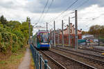   Der R1.1 Niederflur-Gelenktriebwagen 9455 der SWB (Stadtwerke Bonn Verkehrs GmbH) erreicht am 15.09.2018, als Stra�enbahn-Linie 62 nach Dottendorf, bald die Station Bonn-Beuel Bahnhof.