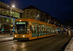 Der Niederflurgelenktriebwagen 2527 der Dresdner Verkehrsbetriebe AG (DVB) f�hrt am 06.12.2022 von der Station Altmarkt (beim Dresdner Striezelmarkt) als Linie 4 weiter in Richtung Radebeul West.