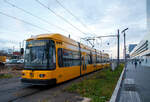 Der Zweirichtungs-Niederflurgelenktriebwagen 2590 (TW-232-590) der Dresdner Verkehrsbetriebe AG (DVB) fährt am 08.12.2022 auf Fahrschulfahrt vom Hauptbahnhof Dresden weiter in Richtung Pennrich.