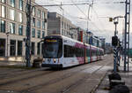 Der fünfteilige Niederflur-Gelenktriebwagen 2827  Stadt Radeberg  (EDV-Nummer  232 827-4) der Dresdner Verkehrsbetriebe AG (DVB) fährt am 07 Dezember 2022 als Linie 7 vom Hauptbahnhof Dresden (Wiener Platz) weiter in Richtung Pennrich.

Der Treibwagen vom Typ NGT D 12 DD (Niederflurgelenktriebwagen, Drehgestell, 12 Achsen, Typ Dresden) wurde 2004 von Bombardier (ehemals DWA) in Bautzen unter der Fabriknummer 837/027 gebaut, der elektrische Teil ist von Siemens. 

Die Gelenktriebwagen NGT D12DD gehören zur zweiten Generation der Niederflurbahnen in Dresden, und sind alle Einrichtungswagen (für eine Fahrtrichtung). Diese Triebwagen zählen zu dem von Bombardier Transportation im Werk Bautzen hergestellten Typ  Flexity Classic XXL“ (ursprüngliche Name dieser Fahrzeugfamilie war DWA-LF 2000). Die Dresdner Variante des Triebwagens ist an die topografischen Gegebenheiten in Dresden angepasst und kann auf steileren Strecken und in engeren Kurven gefahren werden. Unter dem ersten und fünften Fahrzeugmodul sind je zwei Triebdrehgestelle mit einer Leistung von je 2×85 kW angebracht. Im mittleren Fahrzeugmodul sind zwei Laufdrehgestelle untergebracht. Die Fahrzeugmodule sind über Zwischenmodule (schwebende Sänften) verbunden.

TECHNISCHE DATEN:
Hersteller:  Bombardier
Fahrzeugkonzept: 5-teilig
Spurweite: 1.450 mm
Fahrzeuglänge: 45.090 mm
Fahrzeugbreite: 2.300 mm
Anzahl der Achsen: 12 (in 6 Drehgestellen)
Anzahl angetriebene Achsen: 8 Achsformel: Bo'Bo'+2'2'+Bo'Bo
Anzahl der Fahrzeugteile: 5
Leergewicht: 55,4 t
Sitzplätze / Stehplätze: 112 (+ 3 Klappsitze) / 153 (4 Pers./m²)
Höchstgeschwindigkeit : 70 km/h
Motorisierung: 8 x 85 kW = 680 kW
Kühlung Fahrmotoren: Luft
Fahrgasttüren : 5
Fahrzeuganzahl bei der DVB: 43
Fahrzeugnummern: 2801 bis 2843