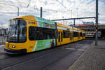 Der fünfteilige Niederflur-Gelenktriebwagen DVB 2587(EDV-Nummer  232 587-4), ein NGT 6 DD Zweirichtungstriebwagen der Dresdner Verkehrsbetriebe AG (DVB), erreicht als Linie 8 von Hellerau, am 08 Dezember 2022 bald seine Zielstation Prager Straße /Hauptbahnhof Nord.

Auch in Dresden hielten ab Mitte der 1990er-Jahre  die ersten Niederflurtriebwagen Einzug. Ein Konsortium aus Siemens, der DÜWAG und ABB lieferte ab 1995 den 5teiligen, 30 Meter langen Gelenktriebwagen mit etwa 70 % Niederfluranteil. Die ersten 47 Fahrzeuge werden in Einrichtungsbauweise ausgeliefert. 13 Triebwagen werden als Zweirichtungswagen ausgeführt um bei Baumaßnahmen flexibel reagieren zu können. Somit werden die umgebauten Tatrazüge die bei Baumaßnahmen Heck an Heck oder mit mittigen Beiwagen eingesetzt wurden, entbehrlich. Intern wird die EDV-Nummerierung fortgesetzt. 

Der Treibwagen vom Typ NGT D 6 DD – ZR wurde 1996 von dem Konsortium Siemens, ADtranz, DUEWAG und DWA gebaut.

NGT6DD steht für Niederflurgelenktriebwagen mit 6 Achsen, Typ Dresden. Insgesamt besitzen die Dresdner Verkehrsbetriebe 60 Triebwagen dieses Typs. Sie waren der erste in Dresden eingesetzte Typ von Niederflurstraßenbahnwagen. Sie wurden in den Varianten NGT6DD-ER für Ein- (47 Stück) und NGT6DD-ZR für Zweirichtungsbetrieb (13 Stück) gebaut. Die Einrichtungswagen tragen die Nummern 2501 bis 2547, die Zweirichtungswagen die Nummern 2581 bis 2593. Hauptmerkmal der Zweirichtungswagen sind Türen auf beiden Fahrzeugseiten sowie die Ausstattung mit zwei vollwertigen Führerständen, während die Einrichtungsfahrzeuge am hinteren Ende lediglich ein Hilfsfahrpult für Rangierfahrten haben. Die übrige technische Ausstattung ist im Wesentlichen identisch, auch die Bestuhlung der Zweirichtungswagen ist überwiegend zum ersten Führerstand hin ausgerichtet.

Die Wagen sind zwischen den Einstiegen einschließlich der benachbarten Gelenke durchgehend niederflurig. Über den Triebgestellen der Endwagenkästen ist der Wagenboden um eine Stufe erhöht, in den Führerstandsbereichen sowie um eine weitere.

Ein Triebwagen ist 30,28 Meter lang und besteht aus fünf Fahrzeugmodulen. Das erste und fünfte Modul laufen auf je einem zweiachsigen, angetriebenen Triebdrehgestell mit einer Leistung von 2×95 kW. Das dritte Modul läuft auf einem antriebslosen Losradlaufwerk. Die beiden laufwerkslosen Zwischenmodule verfügen jeweils über vier Einstiegstüren, die als elektromechanisch betriebene Schwenkschiebetüren realisiert sind. Auf der jeweils in Fahrtrichtung rechten Seite gibt es zusätzlich eine nach innen öffnende Führerstandstür.

Insgesamt können in einem NGT6DD 184 Personen befördert werden, wobei das Verhältnis Sitzplätze/Stehplätze je nach Ausstattungsvariante verschieden ist:
NGT6DD-ER: Sitzplätze: 88, Stehplätze: 96
NGT6DD-ZR: Sitzplätze: 72, Stehplätze: 112

TECHNISCHE DATEN (NGT6DD)
Spurweite: 1.450 mm
Achsfolge: Bo’’2’Bo’
Fahrwerkkonzept : 2 Triebfahrwerke, 1 Lauffahrwerk
Länge über Kupplung: 30 280 mm
Fahrzeugbreite: 2.300 mm
Anzahl der Achsen: 6
Anzahl angetriebene Achsen: 4
Anzahl der Fahrzeugteile: 5
Leergewicht: 35,8 t (ER 34,5 t)
Sitzplätze / Stehplätze: s.o. 
Höchstgeschwindigkeit : 70 km/h
Motorisierung: 4 x 95 kW = 380 kW
Fahrgasttüren: 8 (bzw. 4 bei ER)
Fahrzeuganzahl bei der DVB: 13 (ZR), 47 (ER)
Fahrzeugnummern 2581 bis 2593 (ZR), 2501 bis 2547 (ER)
