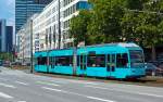 Der VGF R-Wagen 015 (ein Duewag 6xNfGlTwZR) f�hrt am 27.08.2014, als Linie 17, am Hauptbahnhof Frankfurt am Main vorbei.