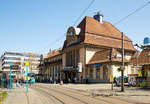 
Das Empfangsgebäude vom Bahnhof Frankfurt (Main) Süd am 07.04.2018. Davor die Straßenbahn Haltestelle. 

Der Bahnhof Frankfurt (Main) Süd (auch Frankfurter Südbahnhof genannt) ist einer von vier Fernbahnhöfen in Frankfurt am Main. Im Gegensatz zum Hauptbahnhof ist er kein Kopfbahnhof, sondern ein Durchgangsbahnhof und zählt neun Gleise an fünf Bahnsteigen. Er ist Halt für Züge des Schienenpersonenverkehrs (Fern- und Nahverkehr) sowie des öffentlichen Personennahverkehrs (U-Bahn, Straßenbahn und Bus).

Der heutige Südbahnhof wurde am 15. November 1873 unter der Bezeichnung Bebraer Bahnhof eröffnet. Die bis 1866 kurfürstlich-hessische, dann preußische Staatsbahn von Bebra in Nordhessen über Fulda und Hanau nach Frankfurt, die Bebraer Bahn, nahm an diesem Tage ihre neue südmainische Strecke zwischen Hanau und Frankfurt in Betrieb, wodurch Sachsenhausen und Offenbach direkten Anschluss an diese Strecke erhielten. Sie ist bis heute die wichtigste Schienenverbindung zwischen Frankfurt einerseits und Leipzig, Berlin, Hannover, Bremen und Hamburg andererseits

1914 wurde das bis heute erhaltene Empfangsgebäude eröffnet. In seinen reduzierten Jugendstilformen ähnelt es etwas dem im gleichen Jahr eröffneten Bahnhof Frankfurt-Höchst. Als der unterirdische U-Bahn-Anschluss gebaut wurde (abgeschlossen 1984), wurde fast das gesamte Empfangsgebäude abgetragen und nach Ende der Tunnelarbeiten wiedererrichtet. Es beherbergt seitdem auch ein Bürgerhaus und Kulturzentrum. Die ursprünglich vorhandene eiserne Bahnsteighalle wurde Anfang der 1960er Jahre abgerissen.
