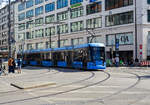 Der Straßenbahntriebwagen MVG 2319 des Typs S 1.5 (ein fünfteiliger, sechsachsiger Niederflur-Gelenktriebwagen vom Typ Stadler Variobahn) hat 05 April 2025 die Station München Hauptbahnhof verlassen und biegt vom Bahnhofplatz auf die Bayerstraße ab.

Der Einrichtungstriebwagen wurde 2012 von Stadler Pankow (Berlin) gebaut. 

Die Stadler VARIOBAHN ist die 15.Triebwagen-Generation der Münchner Straßenbahn sie wird als Baureihe S bezeichnet. Die Fahrzeuge wurden von Stadler Rail in Berlin gebaut und werden von der Münchner Verkehrsgesellschaft (MVG) betrieben. Die fünfgliedrigen Gelenkwagen haben eine Länge von 33,94m. 

Insgesamt wurden 14 Straßenbahnen zwischen 2008 und 2011 hergestellt, 4 Triebwagen (TW 2301 bis 2304) werden als S 1.4 und 10 Triebwagen (TW 2311 bis 2320) werden als S 1.5 geführt. Die Fahrzeuge sind jeweils für 221 Fahrgäste ausgelegt. Die Höchstgeschwindigkeit beträgt 60 km/h. Wegen Fahrwerksproblemen kurz nach der Auslieferung, welche nun behoben sind, kaufte man keine weiteren Variobahn-Wagen, Stattdessen bestellte die MVG-Fahrzeuge des Typs Siemens Avenio, die als Baureihe T eingegliedert wurden.

TECHNISCHE DATEN:
Bauart: Fünfteiliges Multigelenkfahrzeug
Inbetriebnahme: 	2009 – 2012
Anzahl: 14 (4 S1.4 und 10 S 1.5)
Stromsystem: 750 Volt Gleichspannung
Spurweite: 1.435 mm
Achsformel: Bo'+2'+Bo'
Länge: 33.940 mm
Höhe: 3.580 mm
Breite: 2.300 mm
Achsabstand im Drehgestell: 1,80 m
Raddurchmesser: 650 mm
Kleinster bef. Halbmesser: 14,5 m
Leergewicht: 40,0 t
Antrieb Bauart: 8 Radnabenmotoren (getriebelos)
Leistung: 45 kW pro Fahrmotor = 360 kW
Höchstgeschwindigkeit:  60 km/h
Stundenleistung: 360 kW
Bremsen: elektrische Bremse (generatorische Bremse mit Energierückspeisung), Federspeicherbremse     
Sitzplätze: 	75
Stehplätze: 146
Fußbodenhöhe: 300 mm (Einstiegshöhe) / 350–360 mm (Bodenhöhe)
Niederfluranteil: 100 %
Türen: 6 zweiflüglige Schwenkschiebetüren

Die Stadler VARIOBAHN ist eine Niederflur- Multi-Gelenk-Straßenbahn für den innerstädtischen Einsatz mit einer maximalen Geschwindigkeit von 80 km/h, mit vielen Möglichkeiten zur Individualisierung. Sie sind als drei- bis siebenteilige Niederflur-Triebwagen verfügbar. Durch umfassende Möglichkeiten zur Individualisierung ist die VARIOBAHN in unterschiedlichen Längen, Wagenbreiten und Spurweiten als Ein- oder Zweirichtungsfahrzeug verfügbar. Die Fahrwerke können mit Stahlfedern oder optional mit Luftfederung ausgerüstet werden. Die Türen im Fahrgast- und Kopf-/Endwagen können frei angeordnet werden. Überdies glänzt die VARIOBAHN auch mit einem skalierbaren Sitz- und Stehplatzangebot.
