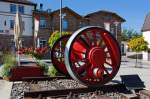 Treibradsatz (Kropfachse) einer schweren G�terzug-Dampflokomotive der Baureihe 44 am 29.09.2013 vor dem Empfangsgeb�ude vom Bahnhof (Lennestadt-) Altenhundem.