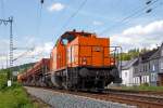   Die BBL 18 - 214 027-5 (92 80 1214 027-5 D-BBL) der BBL Logistik GmbH (Lüneburg), ex DB 212 109-3, ex DB V 100 2109, donnert am 01.08.2015 mit 5 Drehgestell-Schüttgutkippwagen der Gattung