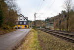   Der Bahnhof Kirchhundem bei 76,2 km an der Ruhr-Sieg-Strecke (KBS 440) am 25.12.2017 von der Straßenseite (Blickrichtung Kreuztal).