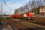 Die KSW 47 (92 80 1271 027-5 D-KSW), ex D 2 der HFM, eine Vossloh G 1000 BB der KSW (Kreisbahn Siegen-Wittgenstein), erreicht am 22.12.2021 mit einem Holzzug (vierachsige Flachwagen mit Rungen  und