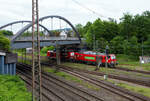 Abgestellt unter der Langenauer Br�cke in Kreuztal (nahe dem Rbf) sind am 21 Mai 2024, von links nach rechts die Loks der DB Cargo AG:  Die beiden neuen Zweikraftlokomotiven „Siemens Vectron