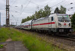 Die 147 553-2 (91 80 6147 553-42 D-DB – IC 4884) der DB Fernverkehr AG rauscht mit dem IC 2227 von Münster (Westf.) Hbf nach Siegen Hbf, am 03 Juni 2024 durch Kreuztal in Richtung Siegen.