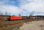 Die 185 373-8 (91 80 6185 373-8 D-DB) der DB Cargo Deutschland AG fährt am 20.03.2021 mit einem gemischten Güterzug durch Rudersdorf (Kr.