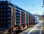 Die sch�ne an die �sterreichische DPB Rail Infra Service GmbH (Frauental/A) vermietete Siemens Vectron MS – 6193 186 (91 80 6193 186-4 D-Rpool) der Railpool GmbH (M�nchen) f�hrt am 02 M�rz 2026, mit einem R�hrenzug (Drehgestellflachwagen mit Niederbindeeinrichtungen der Gattung Snps 719 / Sns 727 beladen mit beschichteten Stahlrrohren) durch Rudersdorf (Kr. Siegen) in s�dlicher Richtung. 

Nochmals einen lieben Gru� an den netten Lokf�hrer zur�ck.

Die Multisystemlokomotive Siemens Vectron MS wurde 2024 von SIEMENS Mobilitiy in M�nchen-Allach unter der Fabriknummer 23486 gebaut und im Oktober 2024 an die Railpool ausgeliefert. Hier in der ausgef�hrten Variante MS A54 ist sie eine „echte“ Multisystemlokomotive und kann in halb Europa fahren. Sie hat die Zulassungen und L�nderpakete f�r Deutschland, �sterreich, Belgien, die Niederlande, Tschechien, die Slowakei, Ungarn, Rum�nien, Bulgarien, Kroatien und Polen. F�r Serbien (SRB) ist auch eine Zulassung vorgesehen, ist z.Z. aber noch durchgestrichen.

So besitzt die Variante MS A54 folgende Zugsicherungssysteme: ETCS BaseLine 3, sowie f�r Deutschland (PZB90 / LZB80 (CIR-ELKE I)), f�r �sterreich (ETCS Level 1 mit Euroloop, ETCS Level 2, PZB90 / LZB80), f�r Belgien (ETCS L1, ETCS L2, TBL1+), f�r die Niederlande (ETCS Level 1, ETCS Level 2, ATB-EGvV), f�r Tschechien und die Slowakei (LS (Mirel)), f�r Ungarn (ETCS Level 1, EVM (Mirel)), f�r Polen (SHP) und f�r Rum�nien, Serbien, Bulgarien und Kroatien (PZB90).
