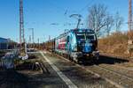Die sch�ne an die �sterreichische DPB Rail Infra Service GmbH (Frauental/A) vermietete Siemens Vectron MS – 6193 186 (91 80 6193 186-4 D-Rpool) der Railpool GmbH (M�nchen) f�hrt am 02 M�rz 2026, mit einem R�hrenzug (Drehgestellflachwagen mit Niederbindeeinrichtungen der Gattung Snps 719 / Sns 727 beladen mit beschichteten Stahlrrohren) durch Rudersdorf (Kr. Siegen) in s�dlicher Richtung. 

Nochmals einen lieben Gru� an den netten Lokf�hrer zur�ck.

Die Multisystemlokomotive Siemens Vectron MS wurde 2024 von SIEMENS Mobilitiy in M�nchen-Allach unter der Fabriknummer 23486 gebaut und im Oktober 2024 an die Railpool ausgeliefert. Hier in der ausgef�hrten Variante MS A54 ist sie eine „echte“ Multisystemlokomotive und kann in halb Europa fahren. Sie hat die Zulassungen und L�nderpakete f�r Deutschland, �sterreich, Belgien, die Niederlande, Tschechien, die Slowakei, Ungarn, Rum�nien, Bulgarien, Kroatien und Polen. F�r Serbien (SRB) ist auch eine Zulassung vorgesehen, ist z.Z. aber noch durchgestrichen.

So besitzt die Variante MS A54 folgende Zugsicherungssysteme: ETCS BaseLine 3, sowie f�r Deutschland (PZB90 / LZB80 (CIR-ELKE I)), f�r �sterreich (ETCS Level 1 mit Euroloop, ETCS Level 2, PZB90 / LZB80), f�r Belgien (ETCS L1, ETCS L2, TBL1+), f�r die Niederlande (ETCS Level 1, ETCS Level 2, ATB-EGvV), f�r Tschechien und die Slowakei (LS (Mirel)), f�r Ungarn (ETCS Level 1, EVM (Mirel)), f�r Polen (SHP) und f�r Rum�nien, Serbien, Bulgarien und Kroatien (PZB90).
