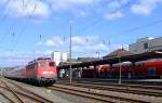 110 441-3 mit Nahverkehrszug steht im Hbf Siegen am 10.04.2010 auf dem Abstellgleis.