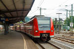   Eigentlich kann man diese BR in Betzdorf/Sieg nicht sehen....Der 425 096-5 der DB Regio NRW, als zusätzlicher RE 9  - Rhein-Sieg-Express (Siegen-Betzdorf - Köln), am 02.07.2017 beim Halt