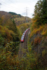   Zwei gekuppelte 4-teilige Tallent 2 der DB Regio NRW fährt am 31.10.2017, als RE 9 (rsx - Rhein-Sieg-Express) Aachen - Köln - Siegen, durch Scheuerfeld/Sieg.