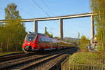   Zwei gekoppelte Bombardier Talent 2 der DB Regio NRW fahren am 20.04.2018, als RE 9 - Rhein Sieg Express (RSX) Aachen - Köln - Siegen, durch Eiserfeld in Richtung Siegen.