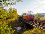   Die 145 050-1 (91 80 6145 050-1 D-DB) der DB Cargo Deutschland AG fährt am 20.04.2018 mit einem Kesselwagenzug durch Eiserfeld in Richtung Köln.