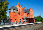   Das Empfangsgeb�ude des Bahnhofs Schladern (Sieg) an der Siegstrecke im Ort Windeck-Schladern am 01.09.2018.