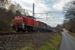   Die 294 600-2 (98 80 3294 600-2 D-DB) der DB Cargo AG fährt am 01.12.2018 mit einem kurzen Coilgüterzug durch Wissen (Sieg) in Richtung Siegen.
