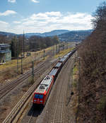 Die 185 371-2 (91 80 6185 371-2 D-DB) der DB Cargo Deutschland AG fährt am 02.04.2021, mit einem offenen Güterzug (Ganzzug mit offenen Güterwagen der Gattung Enos-x, beladen mit Tubing