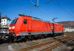 Die Zweisystem 185 031-2 (91 80 6185 031-2 D-DB) der DB Cargo AG fährt am 24.03.2021, mit einem gemischten Güterzug, durch Niederschelden (Sieg in Richtung Siegen, hier passiert sie gerade